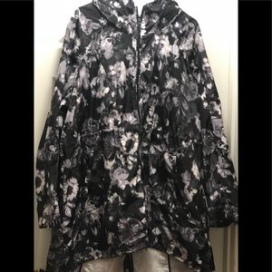 Women’s Velocity - Windbreaker with zipper hood.